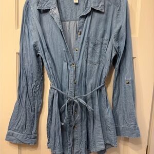 Maternity Light Button-Front Chambray Tunic shirt with Tie Waist